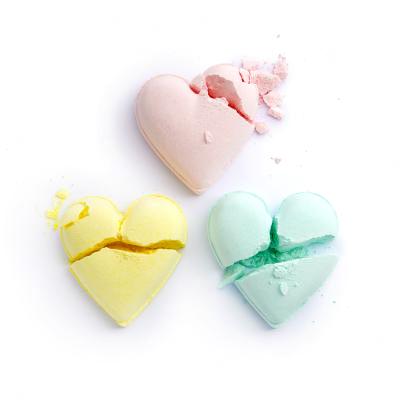 I Heart Revolution Heart Pastel Bath Fizzer Kit Darčeková kazeta kúpeľová bomba v tvare srdca 40 g + kúpeľová bomba v tvare srdca 40 g Passion Fruit + kúpeľová bomba v tvare srdca 40 g Lemon