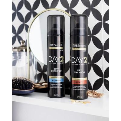 TRESemmé Day 2 Volumising Dry Shampoo Suchý šampón 250 ml