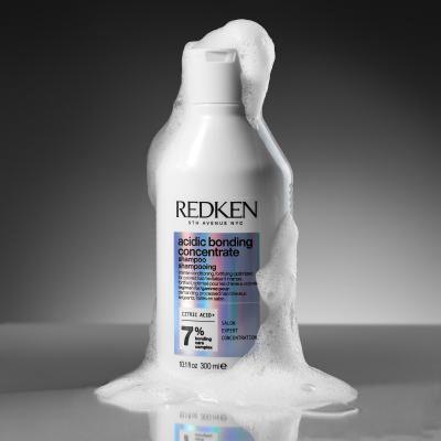 Redken Acidic Bonding Concentrate Dream Big Darčeková kazeta šampón Acidic Bonding Concetrate 300 ml + kondicionér Acidic Bonding Concentrate 300 ml + vlasová starostlivosť Acidic Bonding Concentrate Leave-In Treatment 150 ml